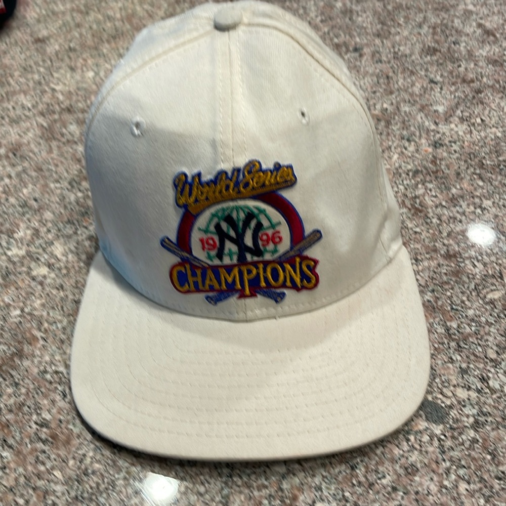 NY Yankee VINTAGE white snapback 1996 World Series Champions cap